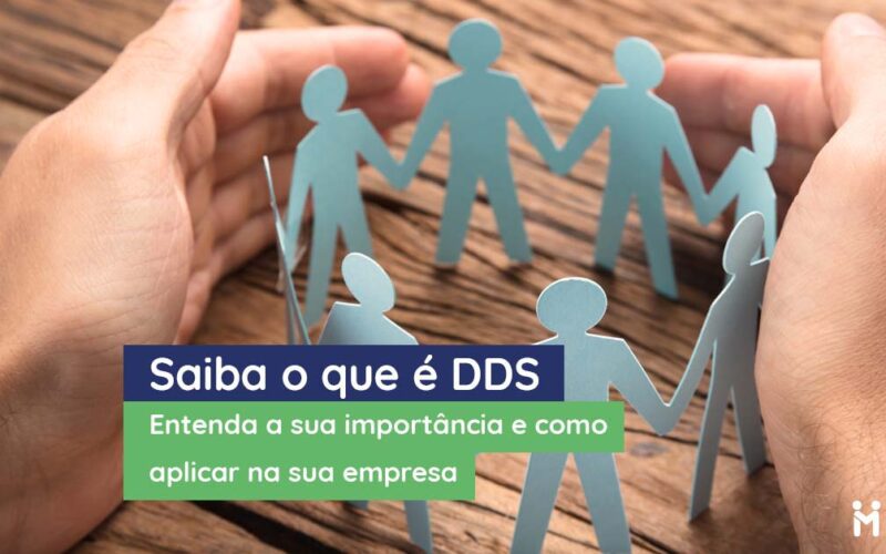 Gestor com as mãos em volta de vários bonequinhos de papel que representam os funcionários que participam do DDS